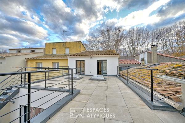 Entre rooftop et patio, rénovation soignée proche des remparts