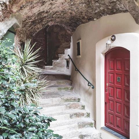 Roquebrune Village – Atelier 32 m² avec fort potentiel de transformation