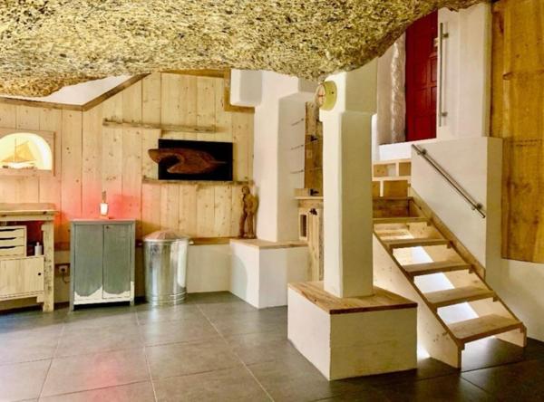 Roquebrune Village – Atelier 32 m² avec fort potentiel de transformation