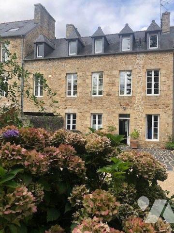 En centre ville, proche toutes commodités, propriété comprenant au rez-de-chaussée : entrée, cu...