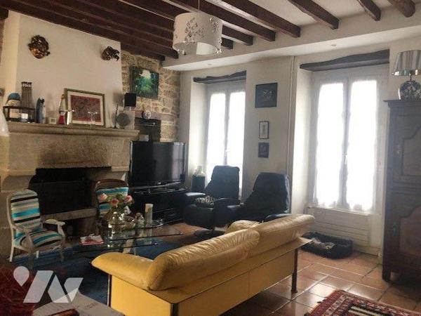 En centre ville, proche toutes commodités, propriété comprenant au rez-de-chaussée : entrée, cu...