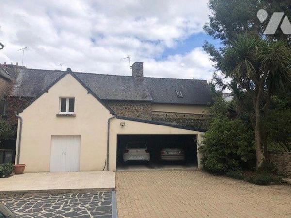 En centre ville, proche toutes commodités, propriété comprenant au rez-de-chaussée : entrée, cu...