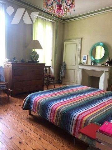 En centre ville, proche toutes commodités, propriété comprenant au rez-de-chaussée : entrée, cu...