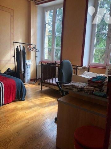 En centre ville, proche toutes commodités, propriété comprenant au rez-de-chaussée : entrée, cu...