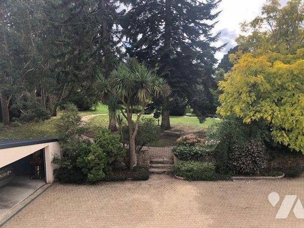 En centre ville, proche toutes commodités, propriété comprenant au rez-de-chaussée : entrée, cu...