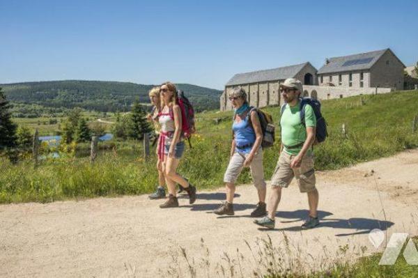 A VENDRE GITE, CHAMBRES D'HOTES ET MAISON A LAJO 48120