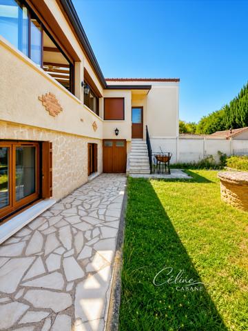 Maison
         4 pièces
        - 130 m² Exclusivité 353 700 € *