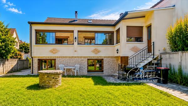 Maison
         4 pièces
        - 130 m² Exclusivité 353 700 € *