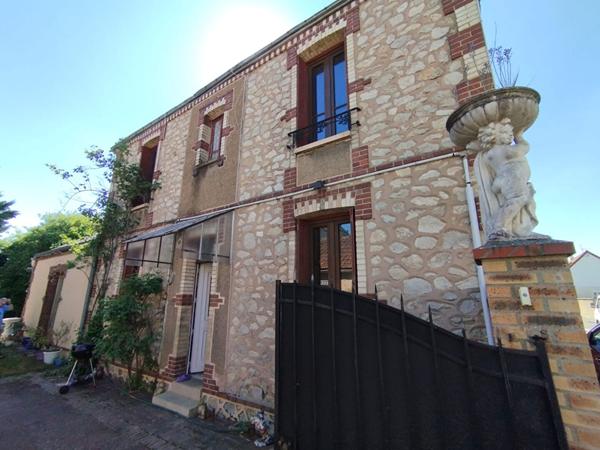 Maison 2 chambres 113m² avec plusieurs dépendances - Lucé