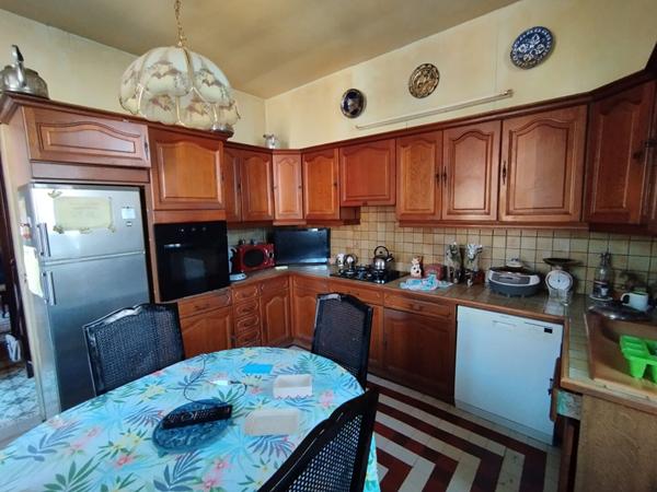 Maison 2 chambres 113m² avec plusieurs dépendances - Lucé