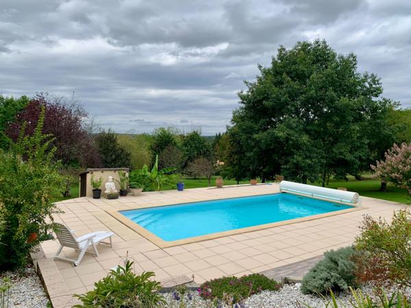 Maison périgourdine à vendre avec piscine et verger – campagne proche ville