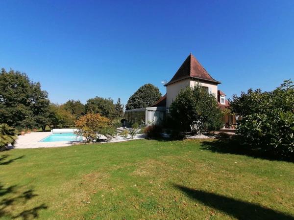 Maison périgourdine à vendre avec piscine et verger – campagne proche ville