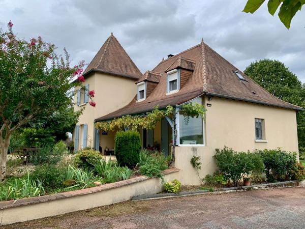 Maison périgourdine à vendre avec piscine et verger – campagne proche ville