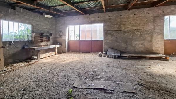 Maison à rénover 3 pièces sur terrain de 2600 m² avec atelier à Hauterive (03)