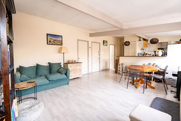 HYPER CENTRE et DERNIER ETAGE: 2/3 pièces de 65m² au sol dont 48m² en Carrez avec cave