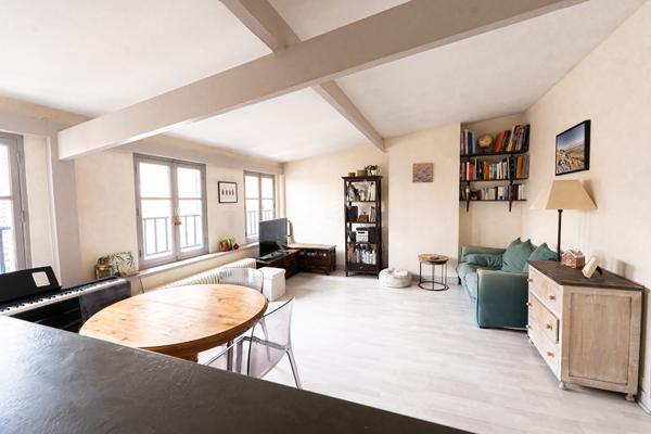 HYPER CENTRE et DERNIER ETAGE: 2/3 pièces de 65m² au sol dont 48m² en Carrez avec cave