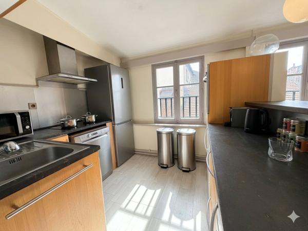 HYPER CENTRE et DERNIER ETAGE: 2/3 pièces de 65m² au sol dont 48m² en Carrez avec cave