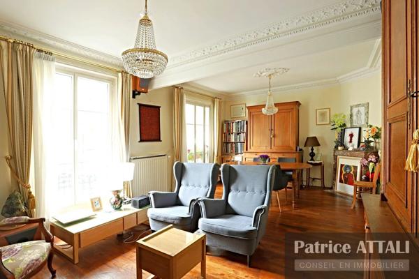 Vente                                                      Duplex
                        
                     5 pièces                      106 m2                     à Paris 18