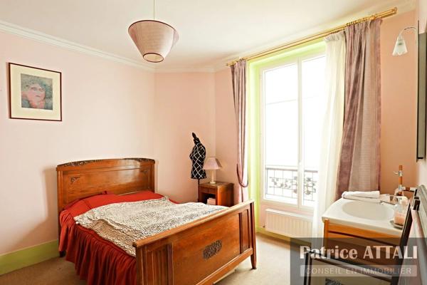 Vente                                                      Duplex
                        
                     5 pièces                      106 m2                     à Paris 18