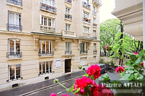 Vente                                                      Duplex
                        
                     5 pièces                      106 m2                     à Paris 18
