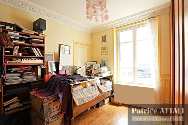 Vente                                                      Duplex
                        
                     5 pièces                      106 m2                     à Paris 18