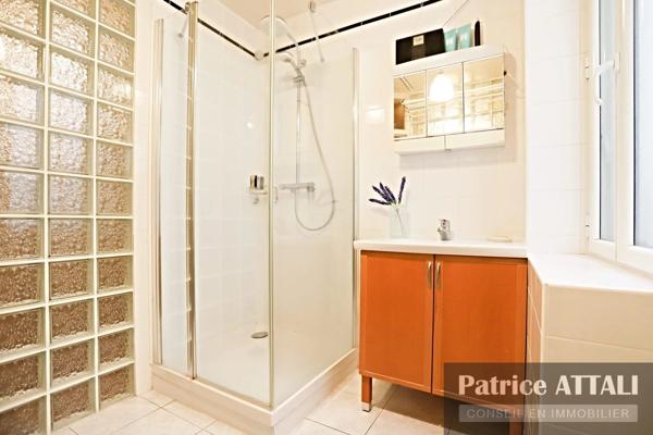 Vente                                                      Duplex
                        
                     5 pièces                      106 m2                     à Paris 18