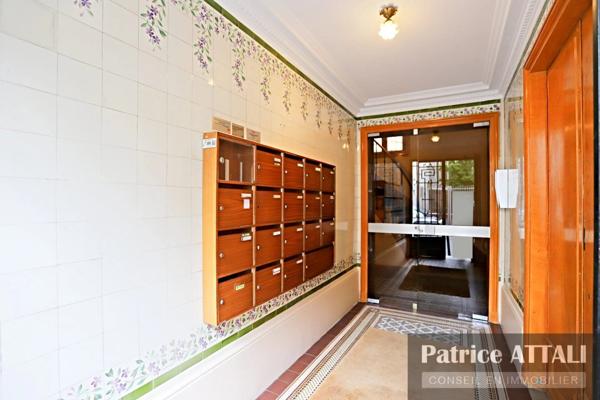 Vente                                                      Duplex
                        
                     5 pièces                      106 m2                     à Paris 18