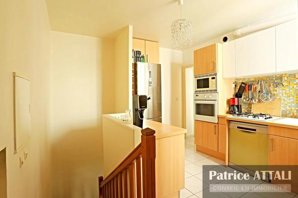 Vente                                                      Duplex
                        
                     5 pièces                      106 m2                     à Paris 18