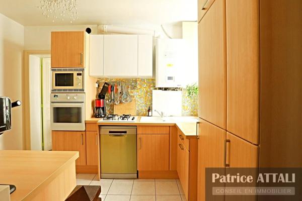 Vente                                                      Duplex
                        
                     5 pièces                      106 m2                     à Paris 18