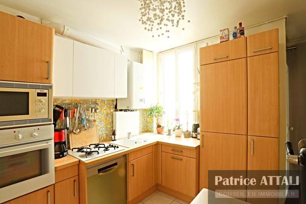Vente                                                      Duplex
                        
                     5 pièces                      106 m2                     à Paris 18