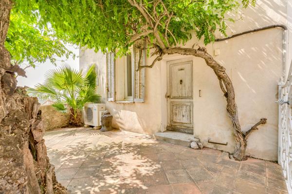 Esparron (83560) MAISON DE CARACTERE AVEC VUE ET POTENTIEL LOCATIF A ESPARRON, COEUR DE VILLAGE