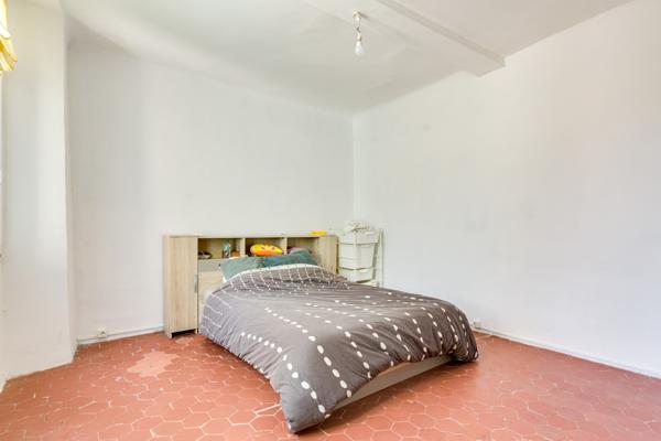 Esparron (83560) MAISON DE CARACTERE AVEC VUE ET POTENTIEL LOCATIF A ESPARRON, COEUR DE VILLAGE