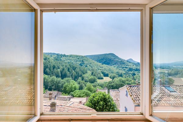 Esparron (83560) MAISON DE CARACTERE AVEC VUE ET POTENTIEL LOCATIF A ESPARRON, COEUR DE VILLAGE