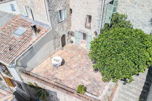 Esparron (83560) MAISON DE CARACTERE AVEC VUE ET POTENTIEL LOCATIF A ESPARRON, COEUR DE VILLAGE