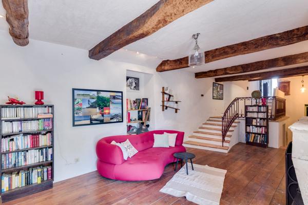 Esparron (83560) MAISON DE CARACTERE AVEC VUE ET POTENTIEL LOCATIF A ESPARRON, COEUR DE VILLAGE