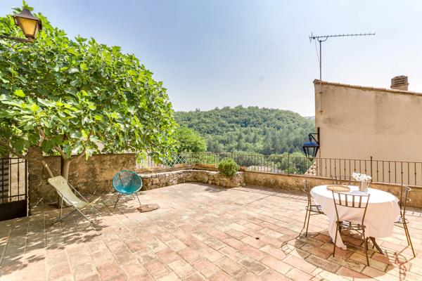 Esparron (83560) MAISON DE CARACTERE AVEC VUE ET POTENTIEL LOCATIF A ESPARRON, COEUR DE VILLAGE