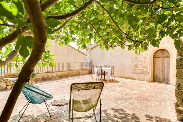 Esparron (83560) MAISON DE CARACTERE AVEC VUE ET POTENTIEL LOCATIF A ESPARRON, COEUR DE VILLAGE