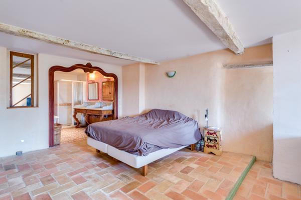 Esparron (83560) MAISON DE CARACTERE AVEC VUE ET POTENTIEL LOCATIF A ESPARRON, COEUR DE VILLAGE