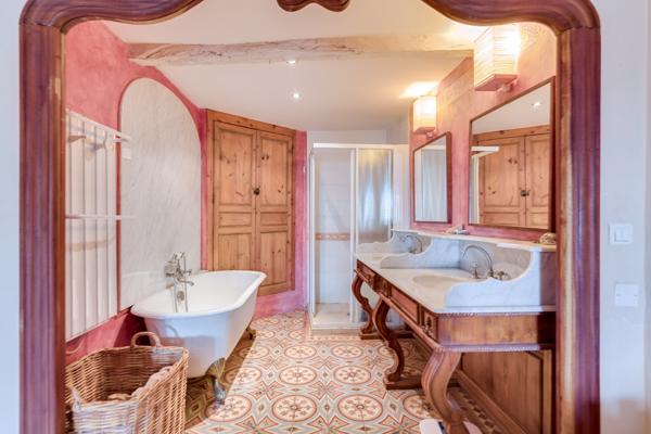 Esparron (83560) MAISON DE CARACTERE AVEC VUE ET POTENTIEL LOCATIF A ESPARRON, COEUR DE VILLAGE