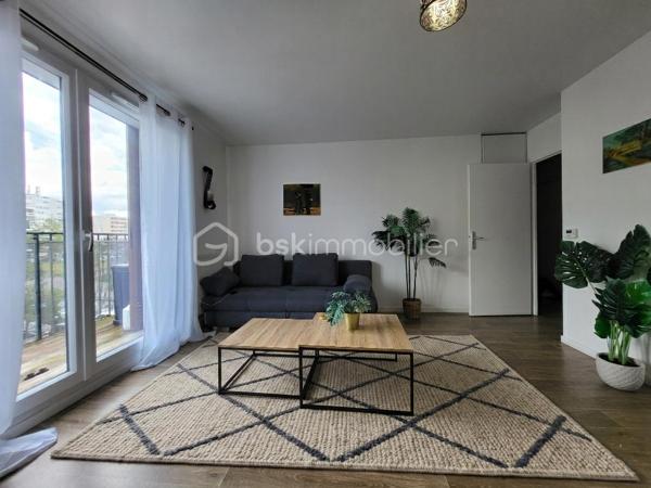 POSEZ VOS VALISES dans ce magnifique appartement situé dans un BATIMENT RECENT – DPE B. De nombreux commerces, écoles et parcs se trouvent à proximité. ,

Cet appartement, SPACIEUX et entretenu avec soin, est niché au 2e étage avec ascenseur. Une vaste entrée équipée de placards dessert :
- Un LUMINEUX salon avec son espace cuisine de 25m² ouvrant sur le BALCON 
- La cuisine est entièrement équipée et aménagée
- Les WC aux Normes PMR
- 2 confortables chambres de 10 et 13m² équipée d’un grand dressing
-  Une grande salle de Bain équipée

1 PLACE DE PARKING dans un sous-sol fermé et sécurisé pourra accueillir votre véhicule.

+++ le CHAUFFAGE en GEOTHERMIE est intégré dans les charges.

N’attendez pas pour profiter de cet appartement situé dans un cadre très agréable et parfaitement entretenu. Contactez-moi 7j/7 pour en savoir plus.