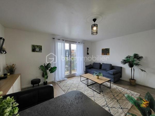 POSEZ VOS VALISES dans ce magnifique appartement situé dans un BATIMENT RECENT – DPE B. De nombreux commerces, écoles et parcs se trouvent à proximité. ,

Cet appartement, SPACIEUX et entretenu avec soin, est niché au 2e étage avec ascenseur. Une vaste entrée équipée de placards dessert :
- Un LUMINEUX salon avec son espace cuisine de 25m² ouvrant sur le BALCON 
- La cuisine est entièrement équipée et aménagée
- Les WC aux Normes PMR
- 2 confortables chambres de 10 et 13m² équipée d’un grand dressing
-  Une grande salle de Bain équipée

1 PLACE DE PARKING dans un sous-sol fermé et sécurisé pourra accueillir votre véhicule.

+++ le CHAUFFAGE en GEOTHERMIE est intégré dans les charges.

N’attendez pas pour profiter de cet appartement situé dans un cadre très agréable et parfaitement entretenu. Contactez-moi 7j/7 pour en savoir plus.