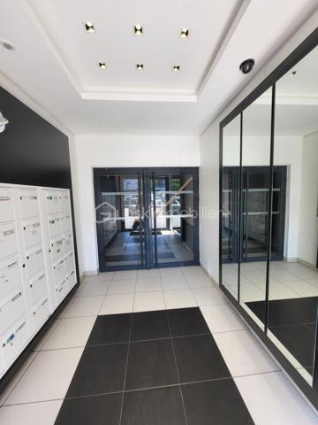 POSEZ VOS VALISES dans ce magnifique appartement situé dans un BATIMENT RECENT – DPE B. De nombreux commerces, écoles et parcs se trouvent à proximité. ,

Cet appartement, SPACIEUX et entretenu avec soin, est niché au 2e étage avec ascenseur. Une vaste entrée équipée de placards dessert :
- Un LUMINEUX salon avec son espace cuisine de 25m² ouvrant sur le BALCON 
- La cuisine est entièrement équipée et aménagée
- Les WC aux Normes PMR
- 2 confortables chambres de 10 et 13m² équipée d’un grand dressing
-  Une grande salle de Bain équipée

1 PLACE DE PARKING dans un sous-sol fermé et sécurisé pourra accueillir votre véhicule.

+++ le CHAUFFAGE en GEOTHERMIE est intégré dans les charges.

N’attendez pas pour profiter de cet appartement situé dans un cadre très agréable et parfaitement entretenu. Contactez-moi 7j/7 pour en savoir plus.