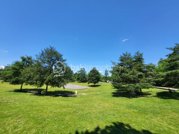 POSEZ VOS VALISES dans ce magnifique appartement situé dans un BATIMENT RECENT – DPE B. De nombreux commerces, écoles et parcs se trouvent à proximité. ,

Cet appartement, SPACIEUX et entretenu avec soin, est niché au 2e étage avec ascenseur. Une vaste entrée équipée de placards dessert :
- Un LUMINEUX salon avec son espace cuisine de 25m² ouvrant sur le BALCON 
- La cuisine est entièrement équipée et aménagée
- Les WC aux Normes PMR
- 2 confortables chambres de 10 et 13m² équipée d’un grand dressing
-  Une grande salle de Bain équipée

1 PLACE DE PARKING dans un sous-sol fermé et sécurisé pourra accueillir votre véhicule.

+++ le CHAUFFAGE en GEOTHERMIE est intégré dans les charges.

N’attendez pas pour profiter de cet appartement situé dans un cadre très agréable et parfaitement entretenu. Contactez-moi 7j/7 pour en savoir plus.