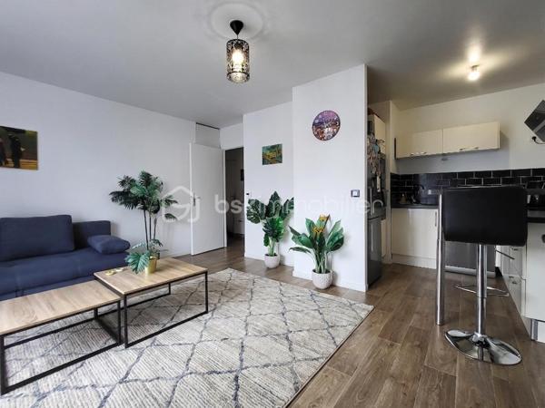 POSEZ VOS VALISES dans ce magnifique appartement situé dans un BATIMENT RECENT – DPE B. De nombreux commerces, écoles et parcs se trouvent à proximité. ,

Cet appartement, SPACIEUX et entretenu avec soin, est niché au 2e étage avec ascenseur. Une vaste entrée équipée de placards dessert :
- Un LUMINEUX salon avec son espace cuisine de 25m² ouvrant sur le BALCON 
- La cuisine est entièrement équipée et aménagée
- Les WC aux Normes PMR
- 2 confortables chambres de 10 et 13m² équipée d’un grand dressing
-  Une grande salle de Bain équipée

1 PLACE DE PARKING dans un sous-sol fermé et sécurisé pourra accueillir votre véhicule.

+++ le CHAUFFAGE en GEOTHERMIE est intégré dans les charges.

N’attendez pas pour profiter de cet appartement situé dans un cadre très agréable et parfaitement entretenu. Contactez-moi 7j/7 pour en savoir plus.