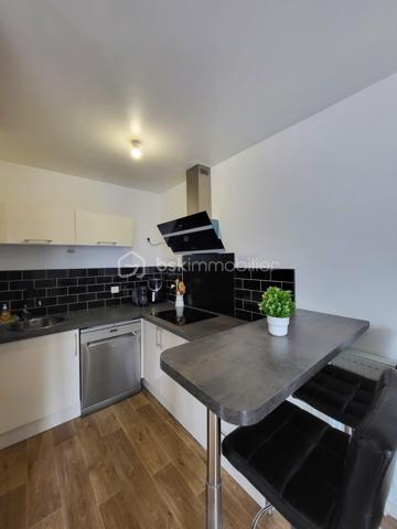 POSEZ VOS VALISES dans ce magnifique appartement situé dans un BATIMENT RECENT – DPE B. De nombreux commerces, écoles et parcs se trouvent à proximité. ,

Cet appartement, SPACIEUX et entretenu avec soin, est niché au 2e étage avec ascenseur. Une vaste entrée équipée de placards dessert :
- Un LUMINEUX salon avec son espace cuisine de 25m² ouvrant sur le BALCON 
- La cuisine est entièrement équipée et aménagée
- Les WC aux Normes PMR
- 2 confortables chambres de 10 et 13m² équipée d’un grand dressing
-  Une grande salle de Bain équipée

1 PLACE DE PARKING dans un sous-sol fermé et sécurisé pourra accueillir votre véhicule.

+++ le CHAUFFAGE en GEOTHERMIE est intégré dans les charges.

N’attendez pas pour profiter de cet appartement situé dans un cadre très agréable et parfaitement entretenu. Contactez-moi 7j/7 pour en savoir plus.
