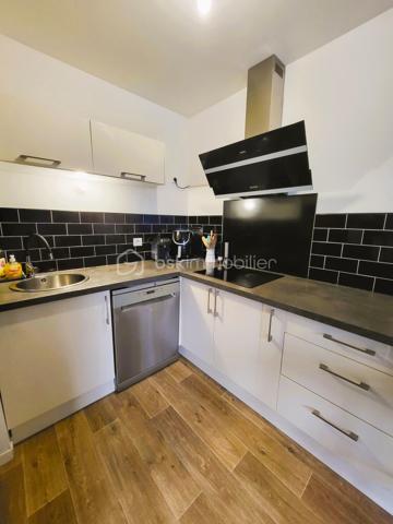 POSEZ VOS VALISES dans ce magnifique appartement situé dans un BATIMENT RECENT – DPE B. De nombreux commerces, écoles et parcs se trouvent à proximité. ,

Cet appartement, SPACIEUX et entretenu avec soin, est niché au 2e étage avec ascenseur. Une vaste entrée équipée de placards dessert :
- Un LUMINEUX salon avec son espace cuisine de 25m² ouvrant sur le BALCON 
- La cuisine est entièrement équipée et aménagée
- Les WC aux Normes PMR
- 2 confortables chambres de 10 et 13m² équipée d’un grand dressing
-  Une grande salle de Bain équipée

1 PLACE DE PARKING dans un sous-sol fermé et sécurisé pourra accueillir votre véhicule.

+++ le CHAUFFAGE en GEOTHERMIE est intégré dans les charges.

N’attendez pas pour profiter de cet appartement situé dans un cadre très agréable et parfaitement entretenu. Contactez-moi 7j/7 pour en savoir plus.