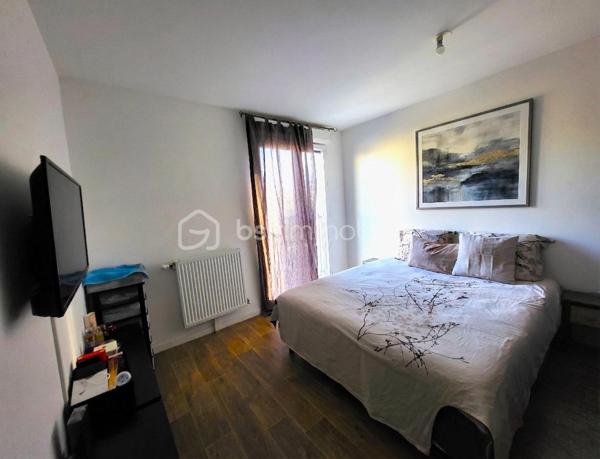 POSEZ VOS VALISES dans ce magnifique appartement situé dans un BATIMENT RECENT – DPE B. De nombreux commerces, écoles et parcs se trouvent à proximité. ,

Cet appartement, SPACIEUX et entretenu avec soin, est niché au 2e étage avec ascenseur. Une vaste entrée équipée de placards dessert :
- Un LUMINEUX salon avec son espace cuisine de 25m² ouvrant sur le BALCON 
- La cuisine est entièrement équipée et aménagée
- Les WC aux Normes PMR
- 2 confortables chambres de 10 et 13m² équipée d’un grand dressing
-  Une grande salle de Bain équipée

1 PLACE DE PARKING dans un sous-sol fermé et sécurisé pourra accueillir votre véhicule.

+++ le CHAUFFAGE en GEOTHERMIE est intégré dans les charges.

N’attendez pas pour profiter de cet appartement situé dans un cadre très agréable et parfaitement entretenu. Contactez-moi 7j/7 pour en savoir plus.