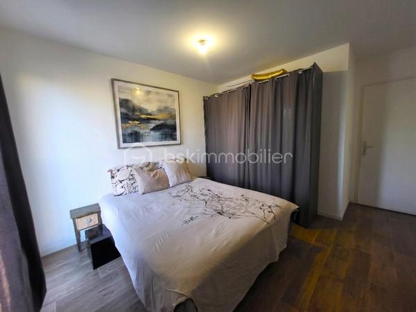 POSEZ VOS VALISES dans ce magnifique appartement situé dans un BATIMENT RECENT – DPE B. De nombreux commerces, écoles et parcs se trouvent à proximité. ,

Cet appartement, SPACIEUX et entretenu avec soin, est niché au 2e étage avec ascenseur. Une vaste entrée équipée de placards dessert :
- Un LUMINEUX salon avec son espace cuisine de 25m² ouvrant sur le BALCON 
- La cuisine est entièrement équipée et aménagée
- Les WC aux Normes PMR
- 2 confortables chambres de 10 et 13m² équipée d’un grand dressing
-  Une grande salle de Bain équipée

1 PLACE DE PARKING dans un sous-sol fermé et sécurisé pourra accueillir votre véhicule.

+++ le CHAUFFAGE en GEOTHERMIE est intégré dans les charges.

N’attendez pas pour profiter de cet appartement situé dans un cadre très agréable et parfaitement entretenu. Contactez-moi 7j/7 pour en savoir plus.