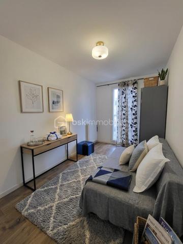 POSEZ VOS VALISES dans ce magnifique appartement situé dans un BATIMENT RECENT – DPE B. De nombreux commerces, écoles et parcs se trouvent à proximité. ,

Cet appartement, SPACIEUX et entretenu avec soin, est niché au 2e étage avec ascenseur. Une vaste entrée équipée de placards dessert :
- Un LUMINEUX salon avec son espace cuisine de 25m² ouvrant sur le BALCON 
- La cuisine est entièrement équipée et aménagée
- Les WC aux Normes PMR
- 2 confortables chambres de 10 et 13m² équipée d’un grand dressing
-  Une grande salle de Bain équipée

1 PLACE DE PARKING dans un sous-sol fermé et sécurisé pourra accueillir votre véhicule.

+++ le CHAUFFAGE en GEOTHERMIE est intégré dans les charges.

N’attendez pas pour profiter de cet appartement situé dans un cadre très agréable et parfaitement entretenu. Contactez-moi 7j/7 pour en savoir plus.