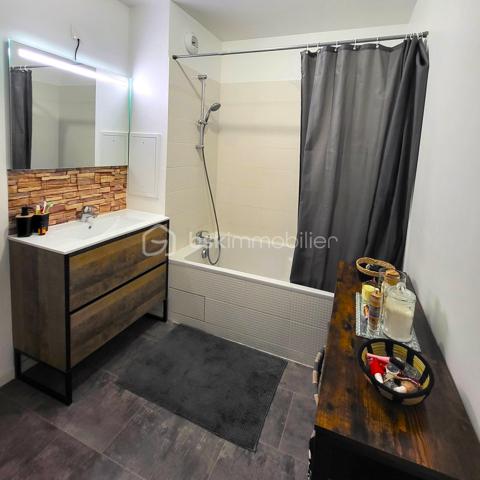 POSEZ VOS VALISES dans ce magnifique appartement situé dans un BATIMENT RECENT – DPE B. De nombreux commerces, écoles et parcs se trouvent à proximité. ,

Cet appartement, SPACIEUX et entretenu avec soin, est niché au 2e étage avec ascenseur. Une vaste entrée équipée de placards dessert :
- Un LUMINEUX salon avec son espace cuisine de 25m² ouvrant sur le BALCON 
- La cuisine est entièrement équipée et aménagée
- Les WC aux Normes PMR
- 2 confortables chambres de 10 et 13m² équipée d’un grand dressing
-  Une grande salle de Bain équipée

1 PLACE DE PARKING dans un sous-sol fermé et sécurisé pourra accueillir votre véhicule.

+++ le CHAUFFAGE en GEOTHERMIE est intégré dans les charges.

N’attendez pas pour profiter de cet appartement situé dans un cadre très agréable et parfaitement entretenu. Contactez-moi 7j/7 pour en savoir plus.